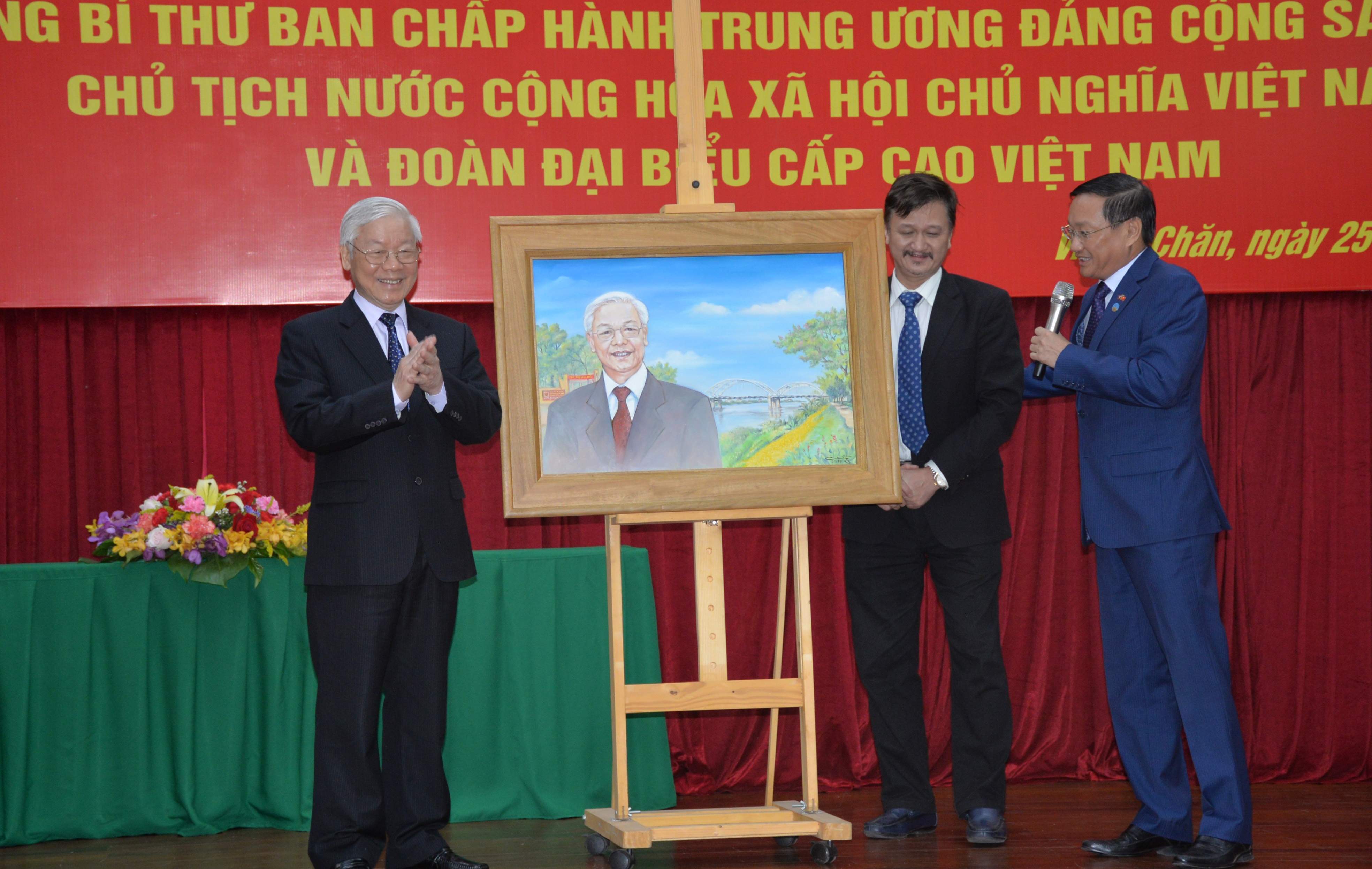 Tổng Bí thư, Chủ tịch nước Nguyễn Phú Trọng thăm, nói chuyện với cán bộ, nhân viên Đại sứ quán và cộng đồng người Việt tại Lào